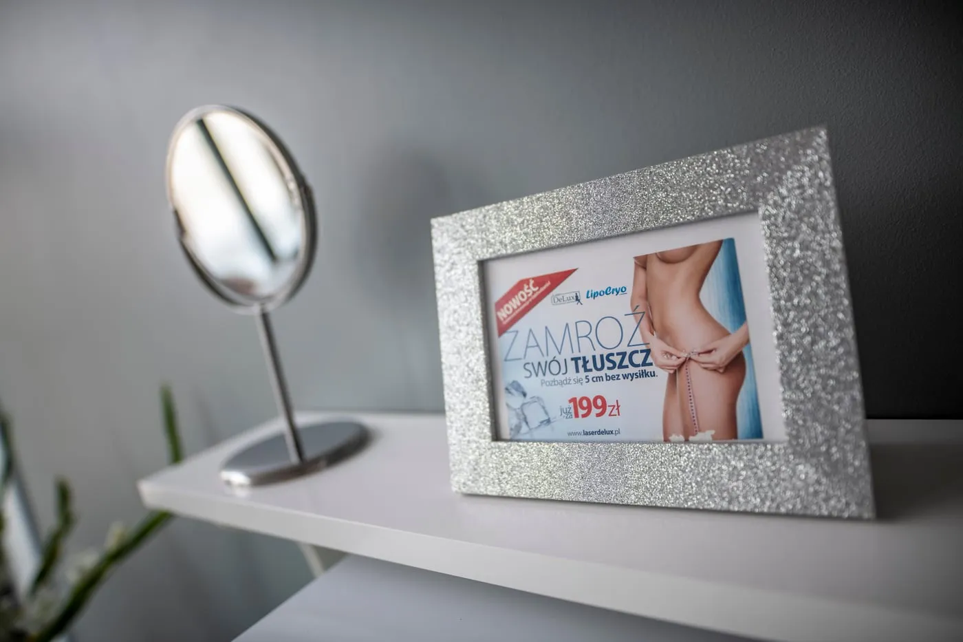Oferta w ramce przy lustrze.