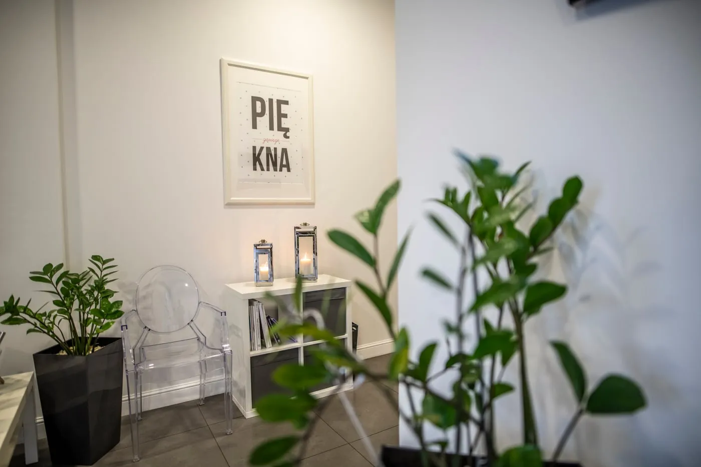 Plakaty we wnętrzu.